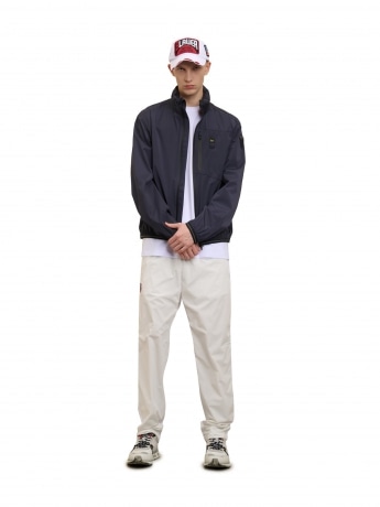 Blauer giubbotto blu navy uomo in tessuto leggero patch logo sul braccio